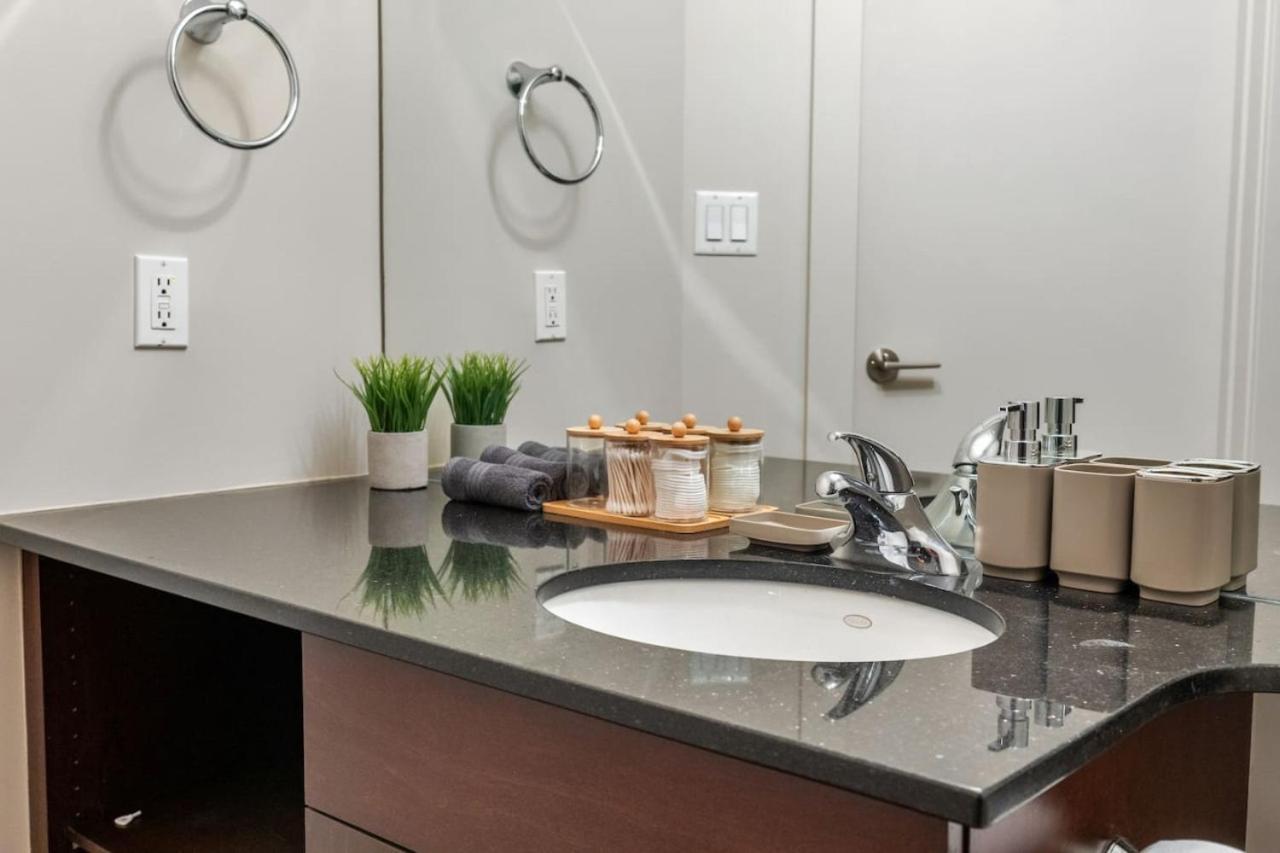 Upscale Penthouse Stay With Mountain & City Views, Free Parking, Bbq Grill, Office Space & More YYC Exterior foto